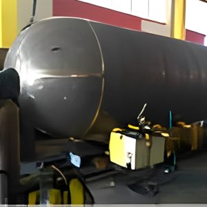 A THW conta com projetista para a elabora&ccedil;&atilde;o de memorial de c&aacute;lculo para vasos de press&atilde;o que atende a norma ASME e NR 13. A equipe tamb&eacute;m acompanha a fabrica&ccedil;&atilde;o de vasos de press&atilde;o, analisa a documenta&ccedil;&atilde;o dos soldadores, toda a parte documental relacionada &agrave; qualifica&ccedil;&atilde;o de soldadores e procedimentos e inspe&ccedil;&atilde;o de pe&ccedil;as utilizadas para a confec&ccedil;&atilde;o do vaso. N&oacute;s possu&iacute;mos parcerias para os ensaios mec&acirc;nicos, necess&aacute;rios para a fabrica&ccedil;&atilde;o e qualifica&ccedil;&atilde;o de soldadores. 