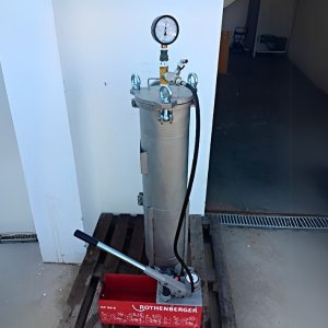 O Teste Hidrost&aacute;tico &eacute; um teste realizado com &aacute;gua, a uma determinada press&atilde;o previamente definida no projeto para comprovar a integridade estrutural de um Vaso de Press&atilde;o ou determinado equipamento, podendo ser ele uma Tubula&ccedil;&atilde;o, Tanque de Armazenamento, Caldeiras, entre outros. Todos os procedimentos para o Teste Hidrost&aacute;tico s&atilde;o definidos por normas, dentre eles o tempo, a press&atilde;o a temperatura do fluido. 