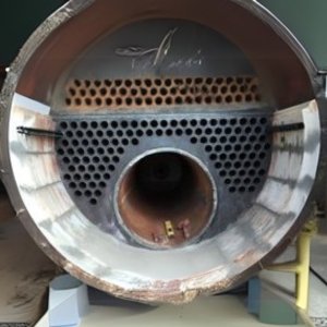 A THW realiza manuten&ccedil;&atilde;o peri&oacute;dica em caldeiras para atendimento a norma regulamentadora NR 13. Todo equipamento que produz e acumula vapor acima da press&atilde;o atmosf&eacute;rica se enquadra como Caldeiras, esses equipamentos necessitam de manuten&ccedil;&atilde;o preventiva pois s&atilde;o equipamentos extremamente perigosos por trabalhar com press&atilde;o de vapor acumulado. Conforme a NR-13, esses equipamentos s&oacute; podem ser inspecionados por profissionais habilitados (PH), pois somente esses profissionais tem a forma&ccedil;&atilde;o t&eacute;cnica para uma manuten&ccedil;&atilde;o adequada da caldeira e posteriormente poder emitir um relat&oacute;rio de inspe&ccedil;&atilde;o com a emiss&atilde;o da ART. A THW realiza a manuten&ccedil;&atilde;o dos itens da caldeira: Troca dos tubos de passagem dos gases; Realiza projeto, dimensionamento e reparo das tubula&ccedil;&otilde;es de vapor; Troca e reparo dos refrat&aacute;rios da caldeira (Tampa - Trap&eacute;zio - Pedra C&ocirc;nica); Reparo em trincas nos espelhos (frontal e traseiro); Reparo e manuten&ccedil;&atilde;o no isolamento t&eacute;rmico da caldeira/tubula&ccedil;&otilde;es de vapor; Reparo nas v&aacute;lvulas globo gaveta e esfera que comp&otilde;em e linha de vapor (desde a sa&iacute;da da caldeira at&eacute; o equipamento final); Reparo e manuten&ccedil;&atilde;o na descarga de fundo da caldeira. 